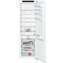 Réfrigérateur ouvert avec étagères en verre et tiroirs VitaFresh pour le stockage des aliments