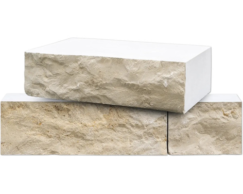 Drei Mauersteine mit gespaltenen Oberflächen