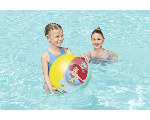 Mädchen hält einen aufblasbaren Wasserball im Schwimmbad