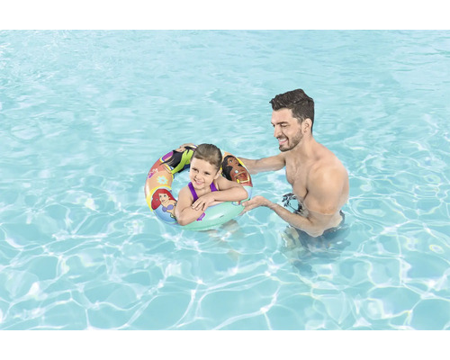 Kind mit Schwimmring im Pool mit Erwachsenem