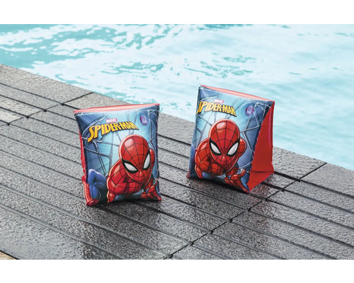 Zwei Spider-Man Schwimmflügel am Pool