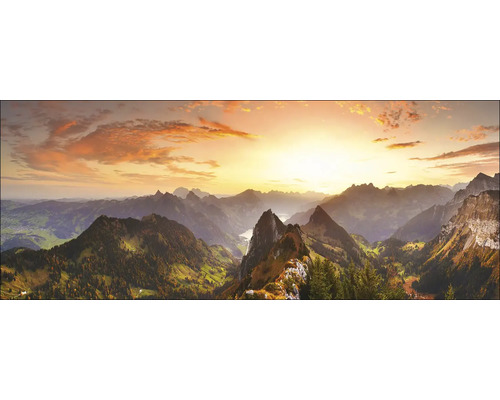 Photo panoramique de montagnes au lever du soleil