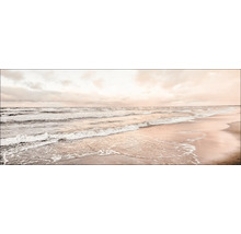 Fotografie einer ruhigen Meereslandschaft mit sanften Wellen am Strand