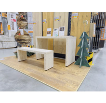 Présentation avec table en bois clair et banc sur plancher en bois