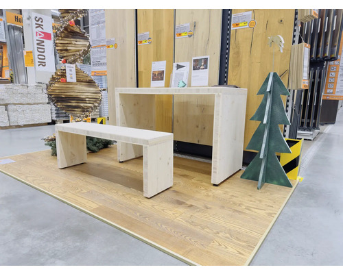 Présentation avec table en bois clair et banc sur plancher en bois
