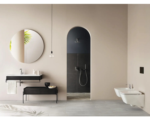 Salle de bains moderne avec lavabo, miroir, bidet et douche