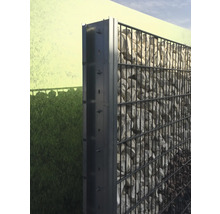 Gabion avec remplissage en pierre et colonne métallique