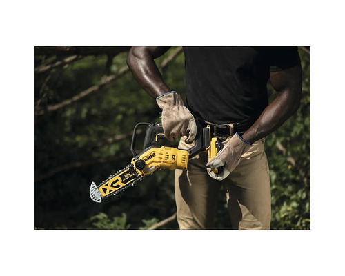 Eine Person hält eine gelbe DeWalt Akku-Kettensäge in der Hand