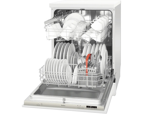 Offener Geschirrspüler mit Geschirr und Besteck