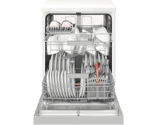 Lave-vaisselle ouvert rempli de vaisselle et de couverts