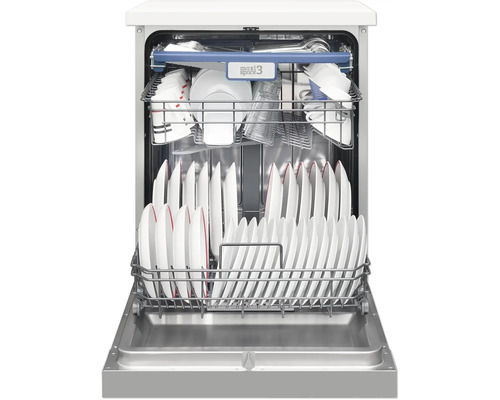 Lave-vaisselle ouvert avec de la vaisselle dans les paniers supérieur et inférieur.