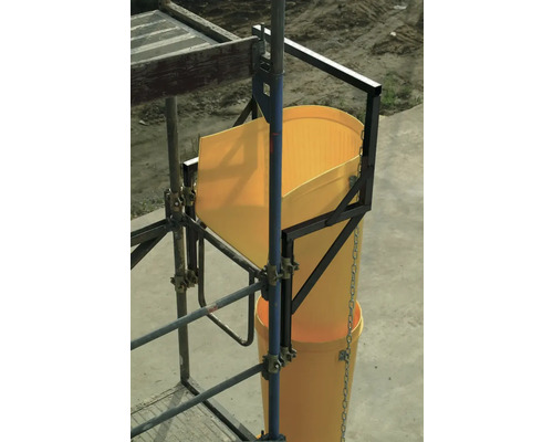 Bauschuttrutsche an einem Baugerüst für den Abtransport von Bauschutt.