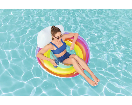 Frau entspannt auf einer aufblasbaren Poolinsel im Schwimmbad