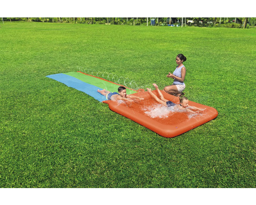 Piste de jeu aquatique avec des enfants sur une pelouse