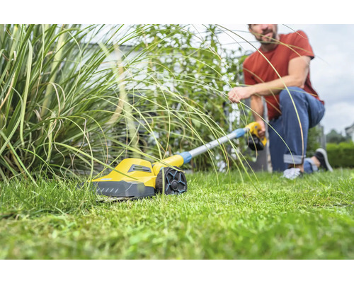 Rasenkantenschneider im Einsatz im Garten