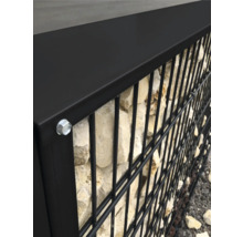 Vue détaillée d''un gabion avec remplissage en pierre et treillis métallique