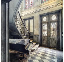 Vue intérieure d''un bâtiment abandonné avec escalier, piano et porte à deux battants