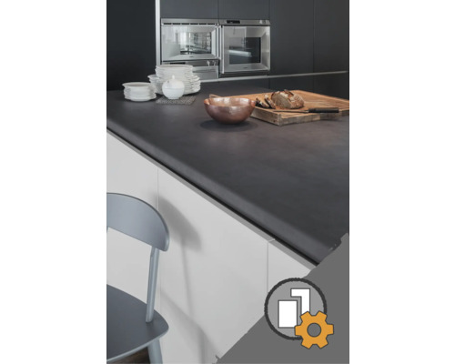 Scène de cuisine avec vaisselle, bol, pain et planche à découper sur un plan de travail foncé