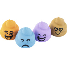 Quatre figurines émoji caca avec différentes expressions faciales