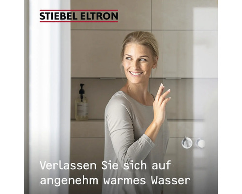 Frau vor Dusche im Badezimmer mit Stiebel Eltron Logo