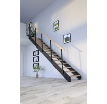 Treppe mit Holzstufen, schwarzem Geländer und Stahlseilen in einem hellen Raum
