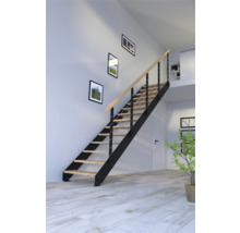 Treppe mit Holzstufen und Geländer im Wohnraum