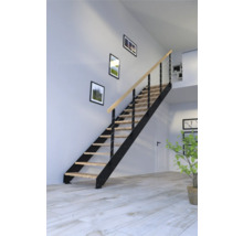 Raumszene mit Treppe mit Holzstufen und Metallgeländer