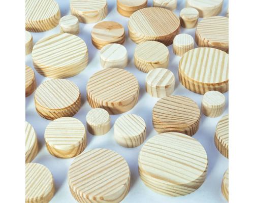 Différentes chevilles rondes en bois de différentes tailles