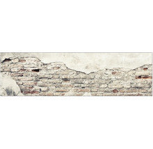 Beschädigte Backsteinmauer mit Putz