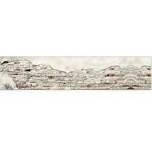 Beschädigte Ziegelwand mit Putzresten