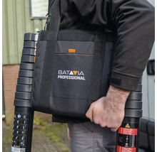 Person mit Teleskopleiter und Transporttasche der Marke Batavia