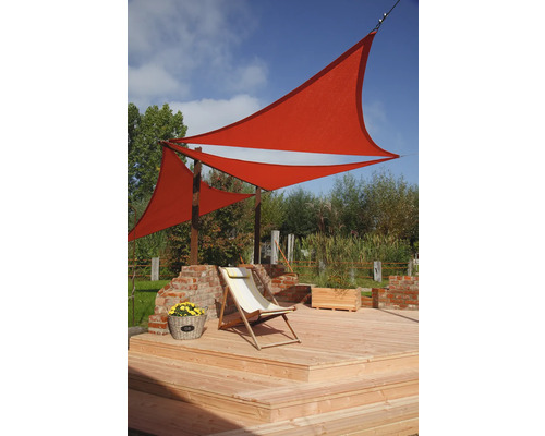 Terrasse mit Sonnensegel, Liegestuhl und Blumenkorb