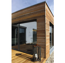 Aussenansicht eines modernen Hauses mit Holzverkleidung und grossen Fenstern