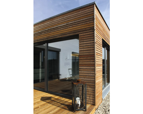 Aussenansicht eines modernen Hauses mit Holzverkleidung und grossen Fenstern