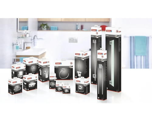 Verschiedene Tesa Ekko Badezimmeraccessoires in Verpackung vor Badezimmerhintergrund