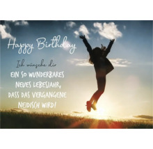 Geburtstagskarte mit springender Person im Gegenlicht und dem Text ''Happy Birthday. Ich wünsche dir ein so wunderbares neues Lebensjahr, dass das vergangene neidisch wird!''