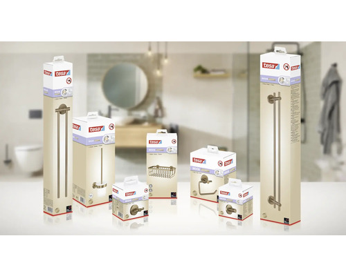 Mehrere Tesa Moon Badezimmerzubehör-Sets in Verpackung vor Badezimmerhintergrund