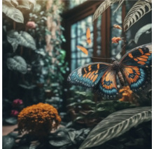 Dekorative Schmetterlinge inmitten üppiger Pflanzenwelt, die ein naturnahes Ambiente schafft.