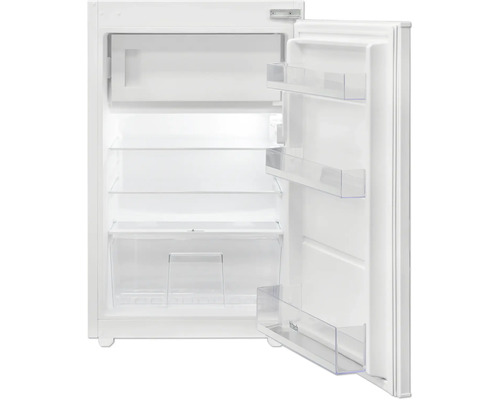 Offener, weisser Kühlschrank mit Glasablagen und Türfächern.