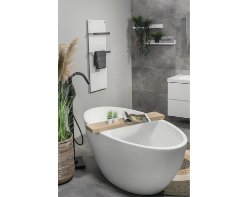 Salle de bains moderne avec baignoire îlot, sèche-serviettes et accents gris