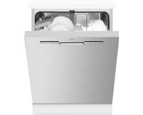 Geöffneter Geschirrspüler mit Geschirr