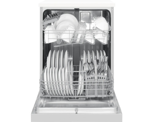 Offener Geschirrspüler gefüllt mit Geschirr und Besteck