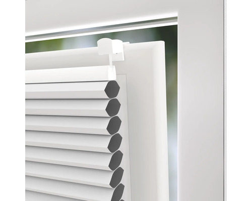 Detailaufnahme einer weißen Plisseeanlage mit Klemmträger am Fenster