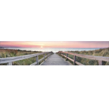 Holzsteg führt zum Strand unter einem Sonnenaufgang
