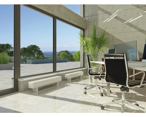 Modernes Büro mit großem Fenster und Blick ins Grüne, Büromöbel und Schreibtisch