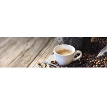 Tasse Kaffee mit Kaffeebohnen auf Holztisch