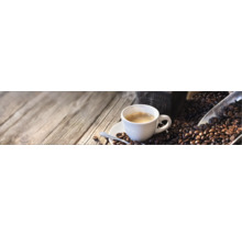 Tasse Kaffee mit Kaffeebohnen auf einem Holztisch