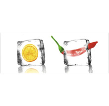 Eiswürfel mit Zitrone und Chili