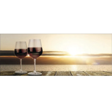 Deux verres à vin sur une table en bois avec vue sur la mer
