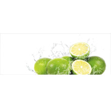 Mehrere Limetten mit Wasserspritzern